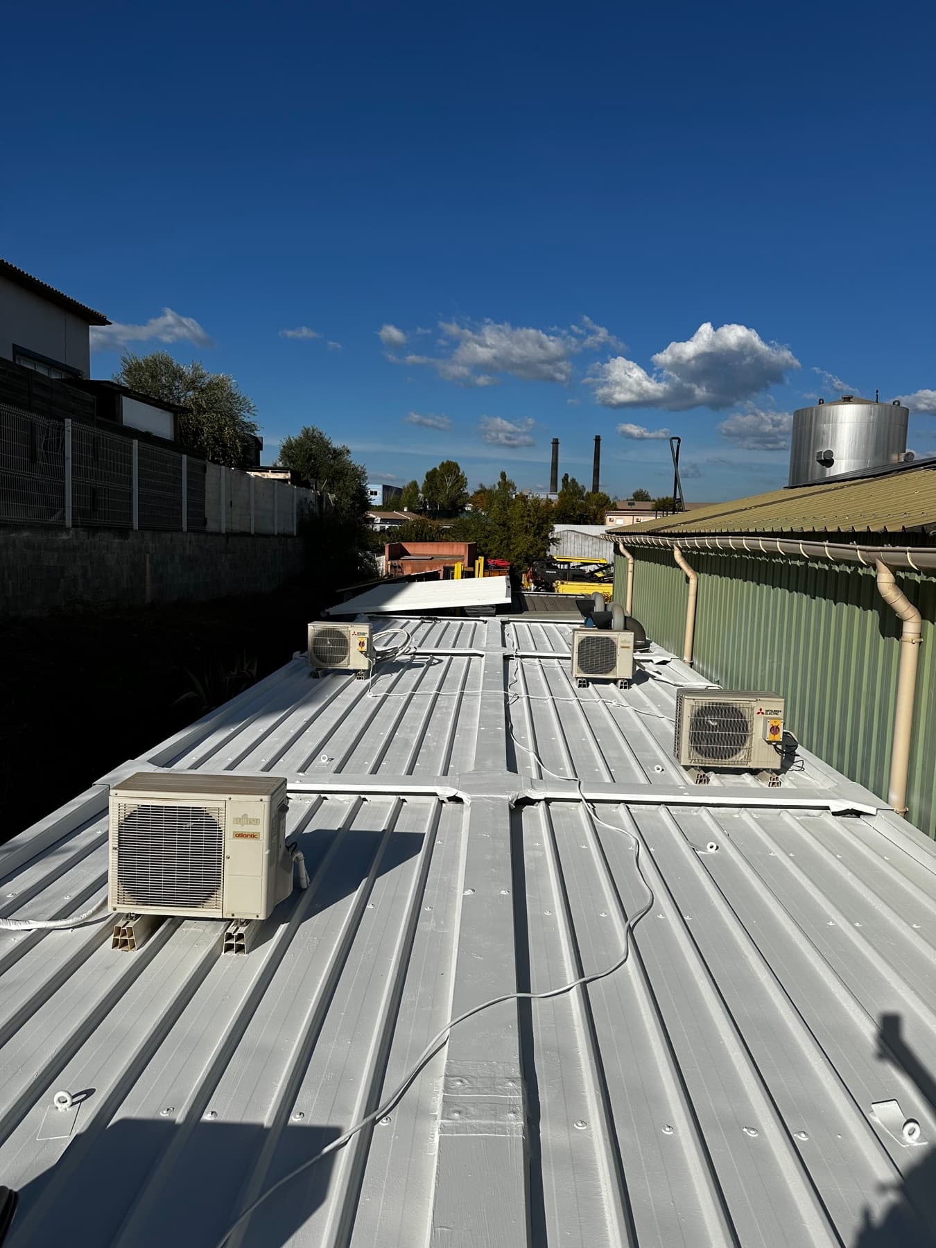 Toiture bac acier du Laboratoire Braja Vesigné après Cool Roofing