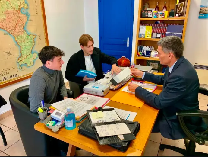 Rencontre entre Azur Cover et Éric Pauget dans son bureau