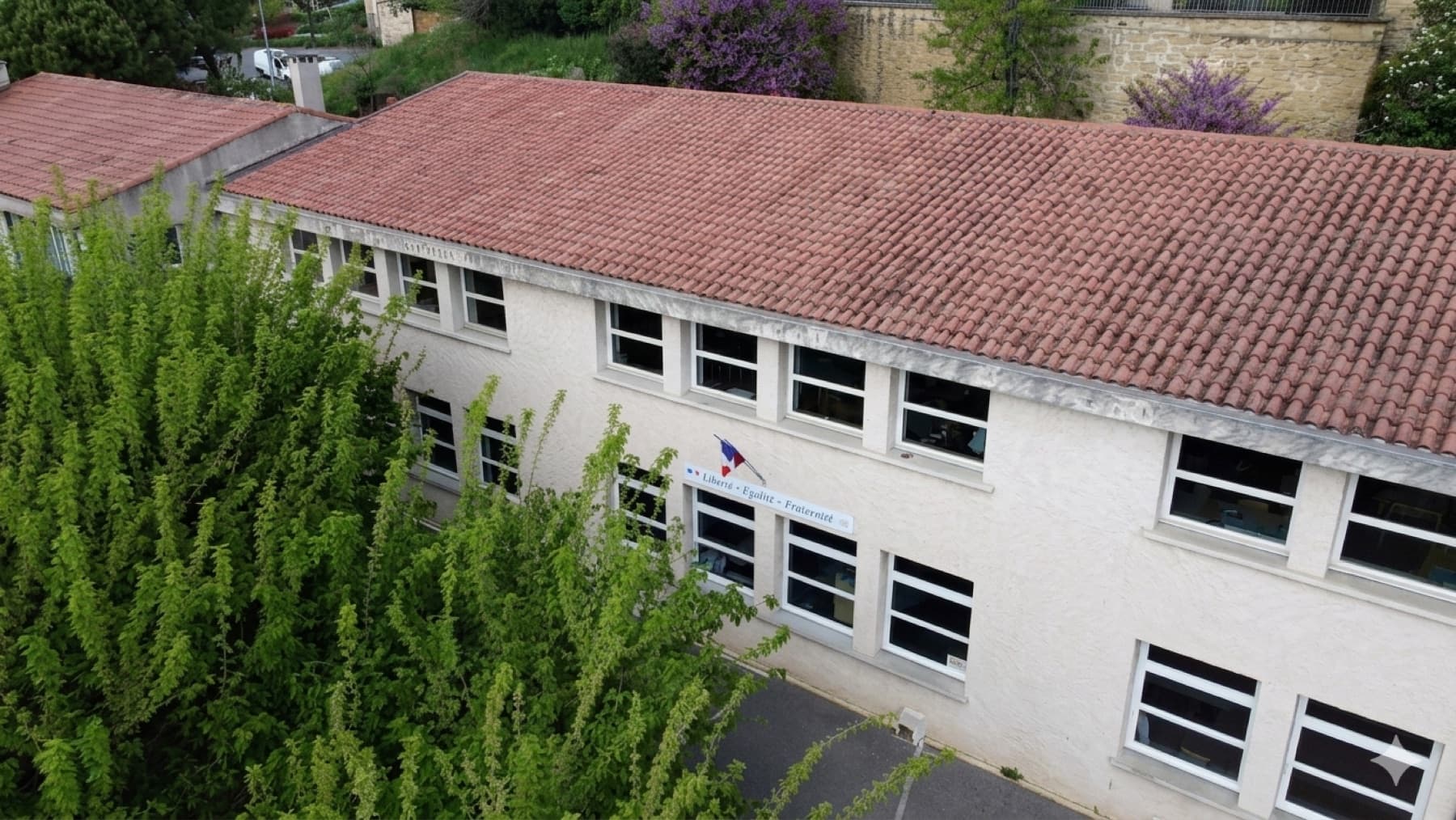 Toiture de la mairie de Fayence après Cool Roofing