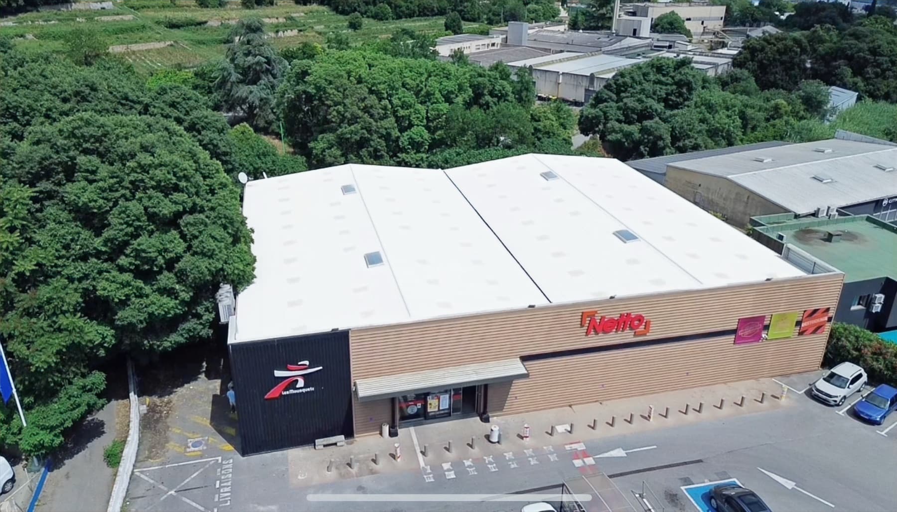 Toiture du magasin Netto après application Cool Roofing