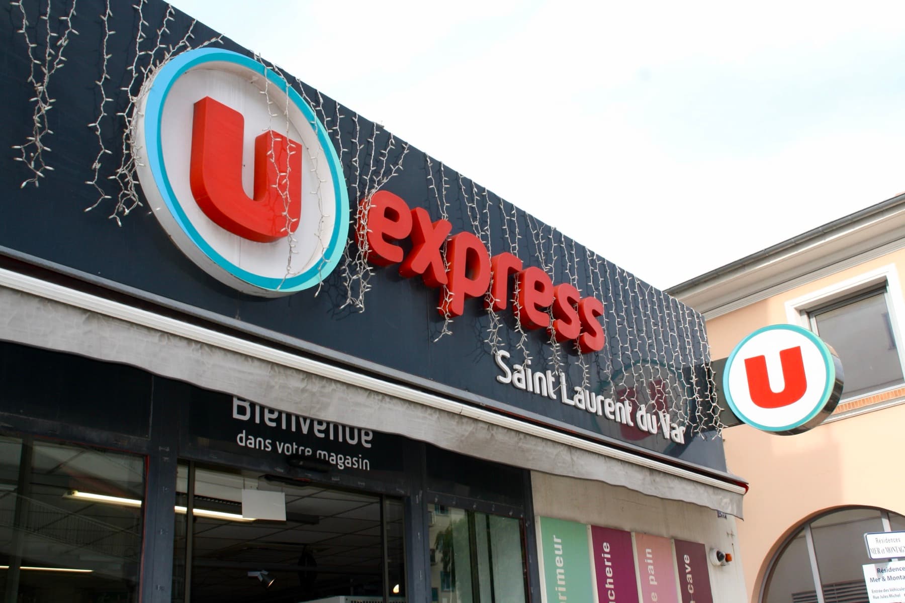 Vitrines U Express traitées au vernis Azur Reflect