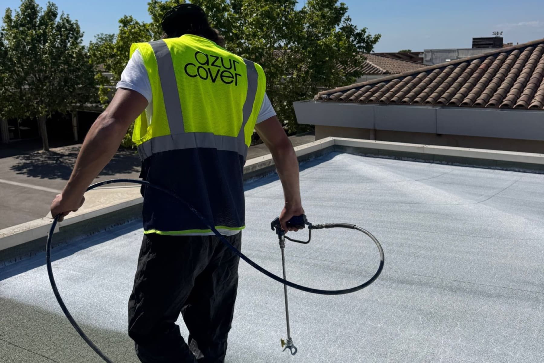Application du revêtement Cool Roofing sur toiture