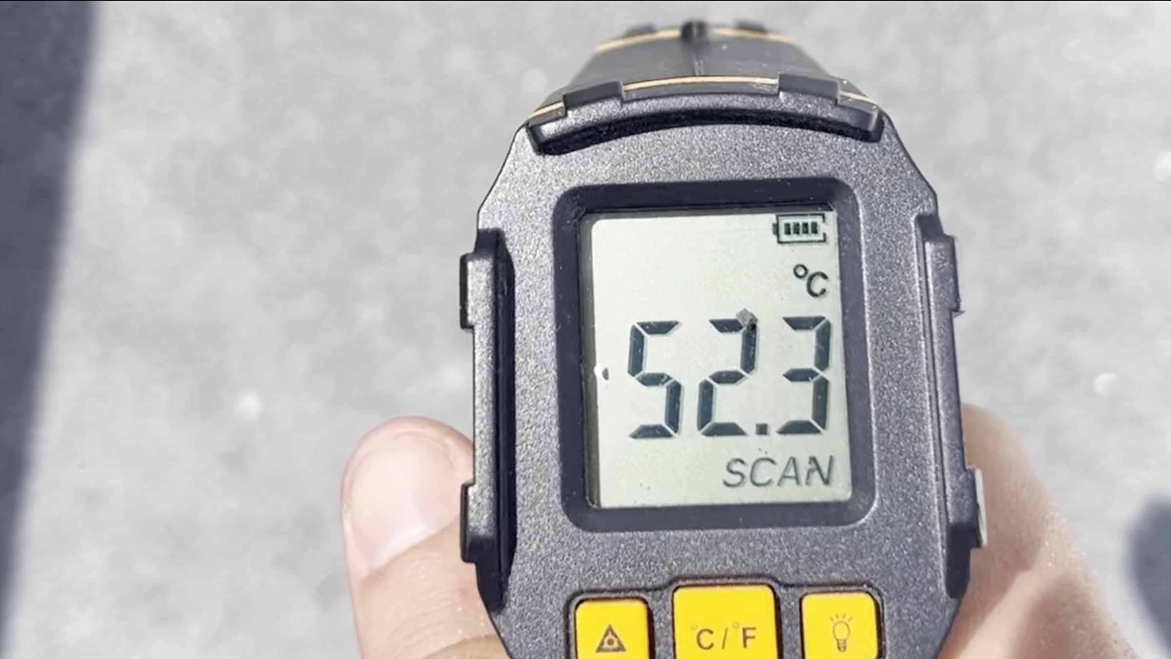 Thermomètre infrarouge sur la membrane noire non traitée : 52,3 °C
