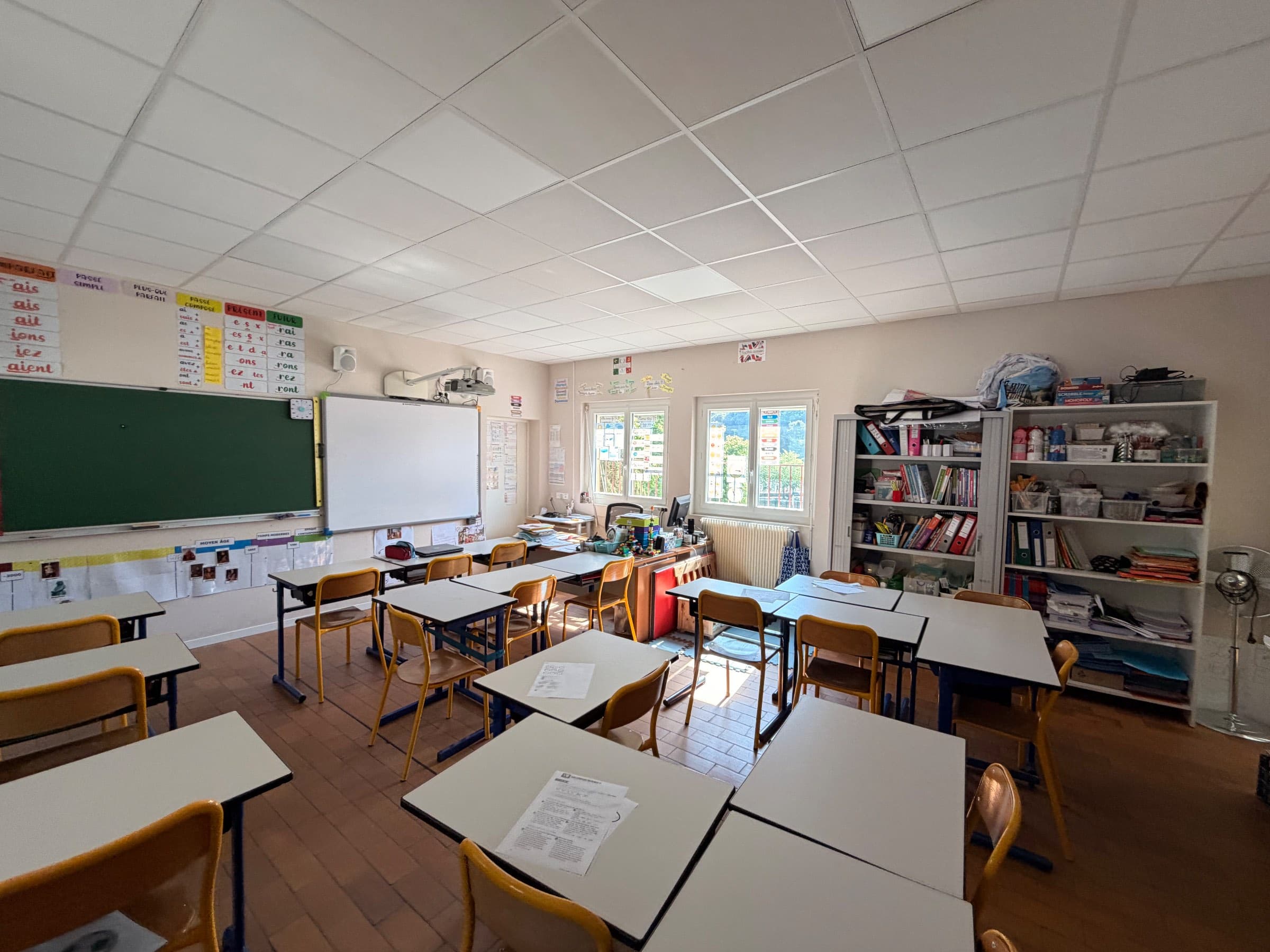 Salle d'une classe d'école à Saint André de la Roche, traité avec notre peinture Azur Reflect