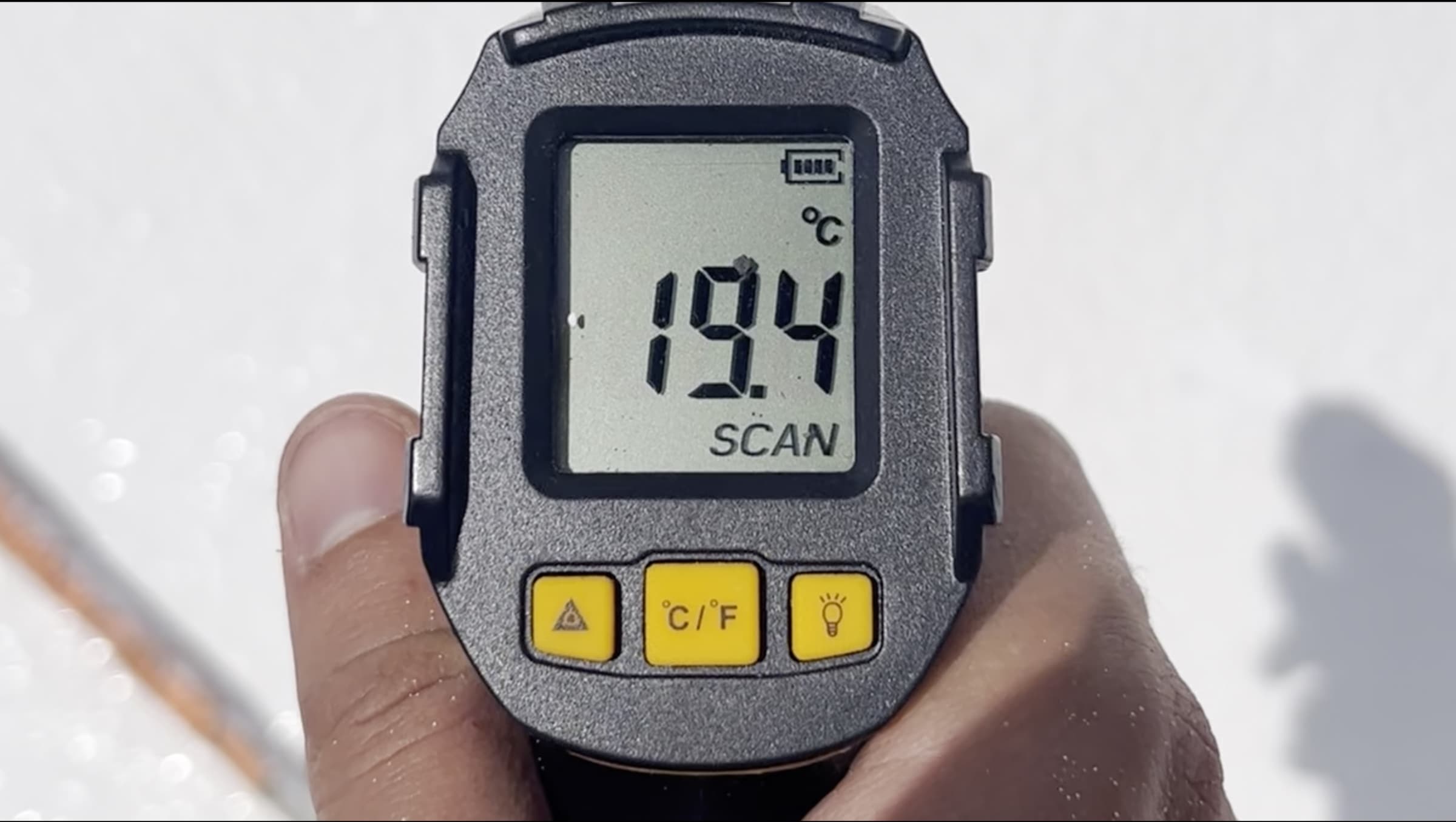 Thermomètre infrarouge sur la membrane traitée au Cool Roofing : 19,4 °C