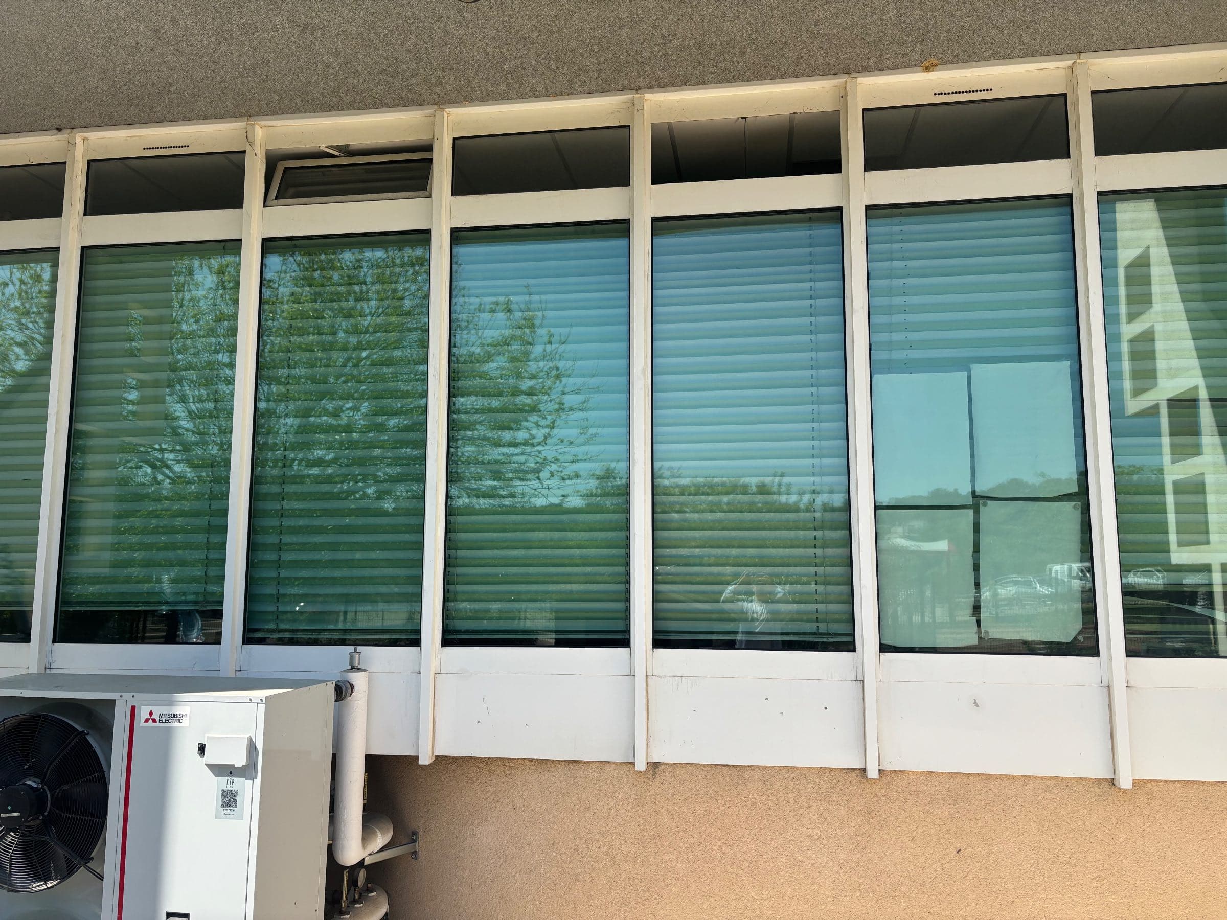 Vitrage d'une école à Valbonne traité par notre solution Azur Reflect